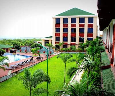 https://imgcld.yatra.com/ytimages/image/upload/t_hotel_yatra_city_desktop/v1455083135/Domestic Hotels/Hotels_Ganpatipule/The Fern Greenleaf Resort/Overview.jpg